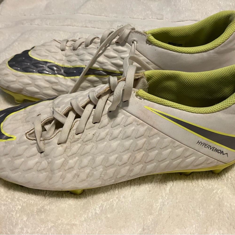 Nike women’s cleats size 11 1/2